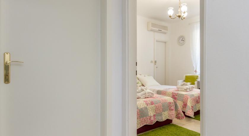 For All Seasons Apartment Split Room photo